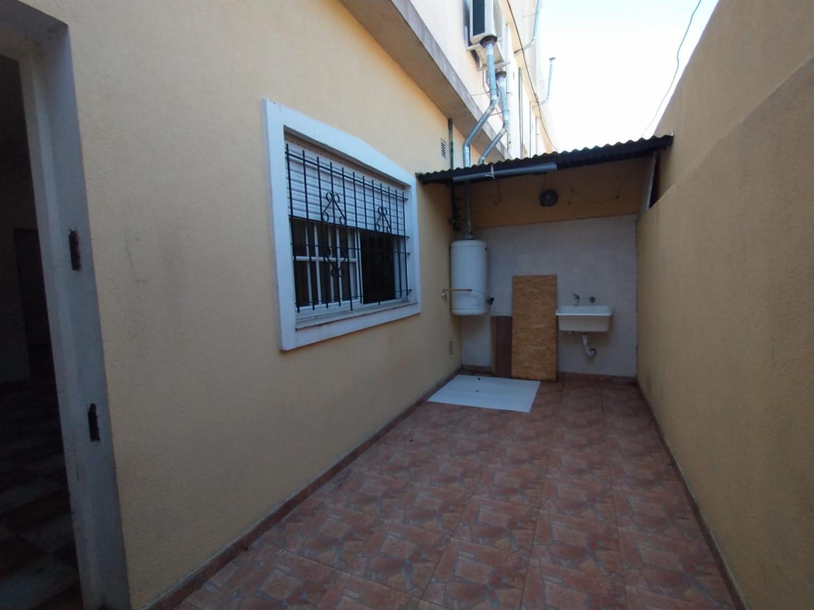 EXCELENTE DEPARTAMENTOS DE 2 AMBIENTES AMPLIOS EN PLANTA BAJA CON PATIO Y LAVADERO.