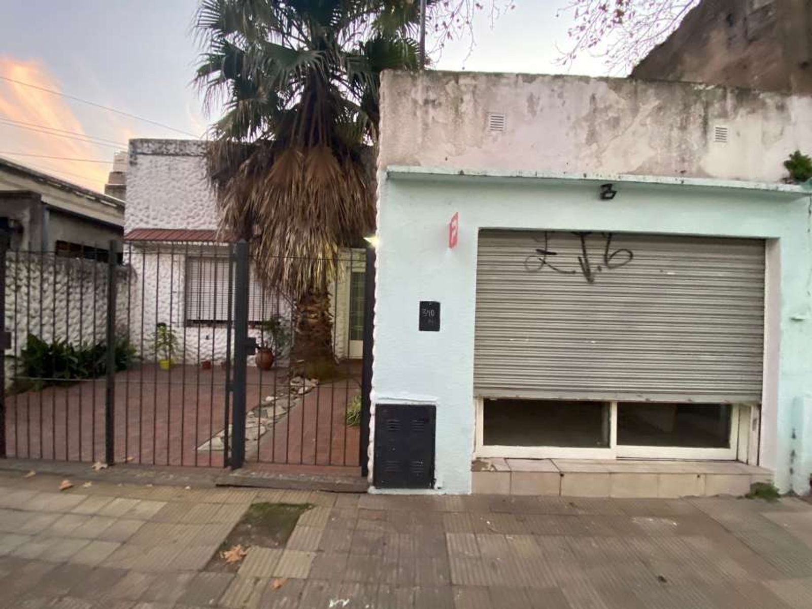 -CASA 3 AMBIENTES CON LOCAL EN VENTA EN BLOCK EN MORÓN CENTRO-