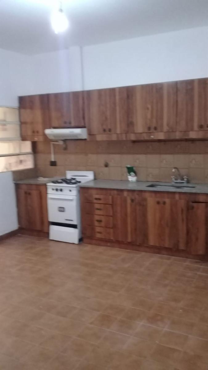 Casa con local a la venta de 2 dormitorios, 2 baños,cocinacomedor,living,, lavadero patio al fondo,  entrada para 2 autoslote de10x35 local de 3x8 con baño