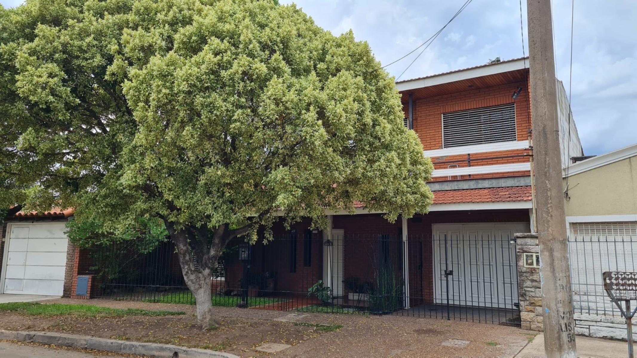 Excelente chalet 5 ambientes en dos plantas con fondo libre conparrilla, garage para 4 autos. Barrio Marina