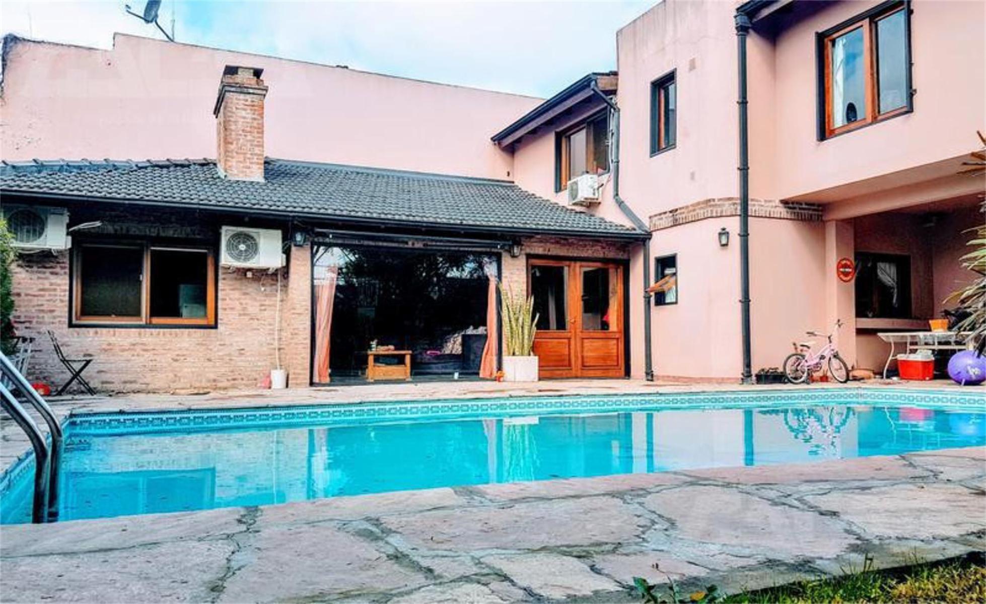 Chalet 4 Ambientes con Piscina