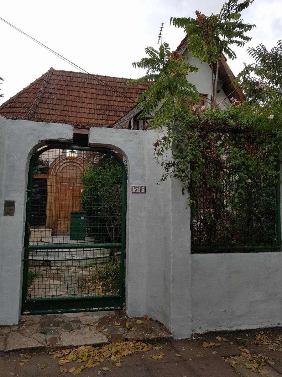 OPORTUNIDAD DE INVERSION - CHALET DE 6 AMB  + DEPTO DE 3 AMB PARA REFACCIONAR - MORON