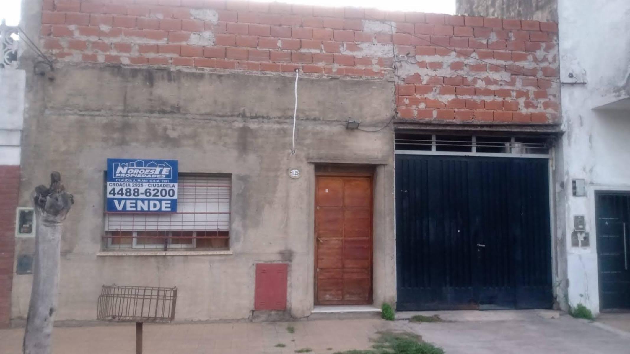 Casa de 4 ambientes con galpón de 80m2 y entrada de vehículos.