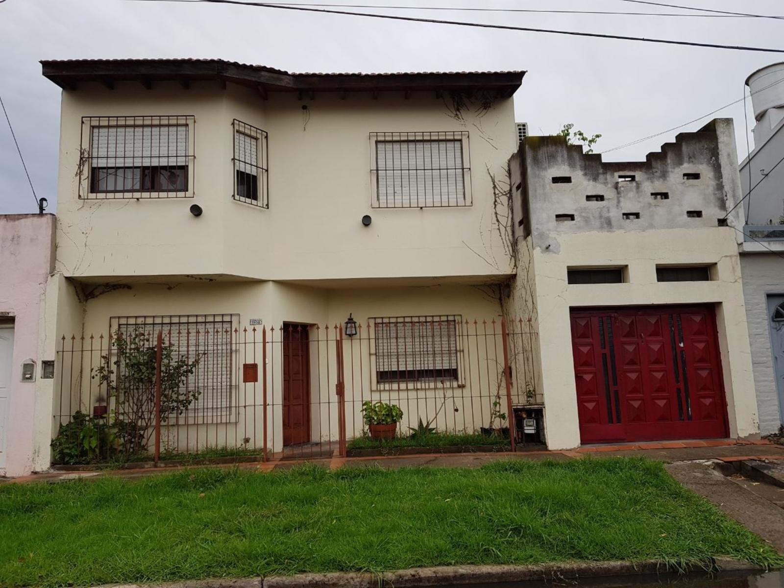 CHALET DE 3 AMBIENTES, SOBRE LOTE IRREGULAR DE 10.50 EN SU FRENTE Y 11,35 EN SU COSTADO MAS LARGO, ENCERRANDO UNA SUPERFICIE APROXIMADA DE 100 M2. VILLA LUZURIAGA