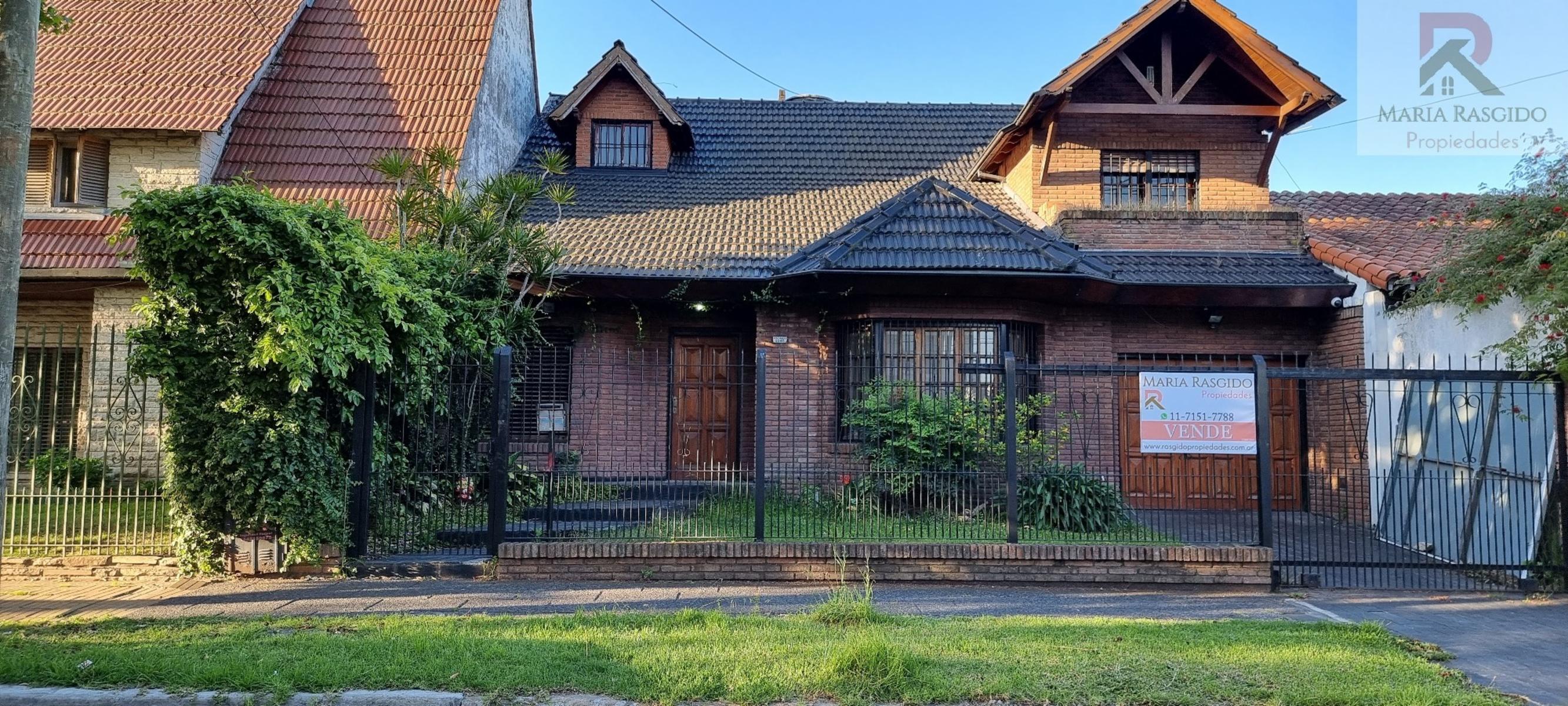 Importante Propiedad en exclusiva zona de Castelar Norte con 3 habitaciones con baños en suite mas otros 2 baños. Gran parque con piscina. Garaje pasante para 3 autos.