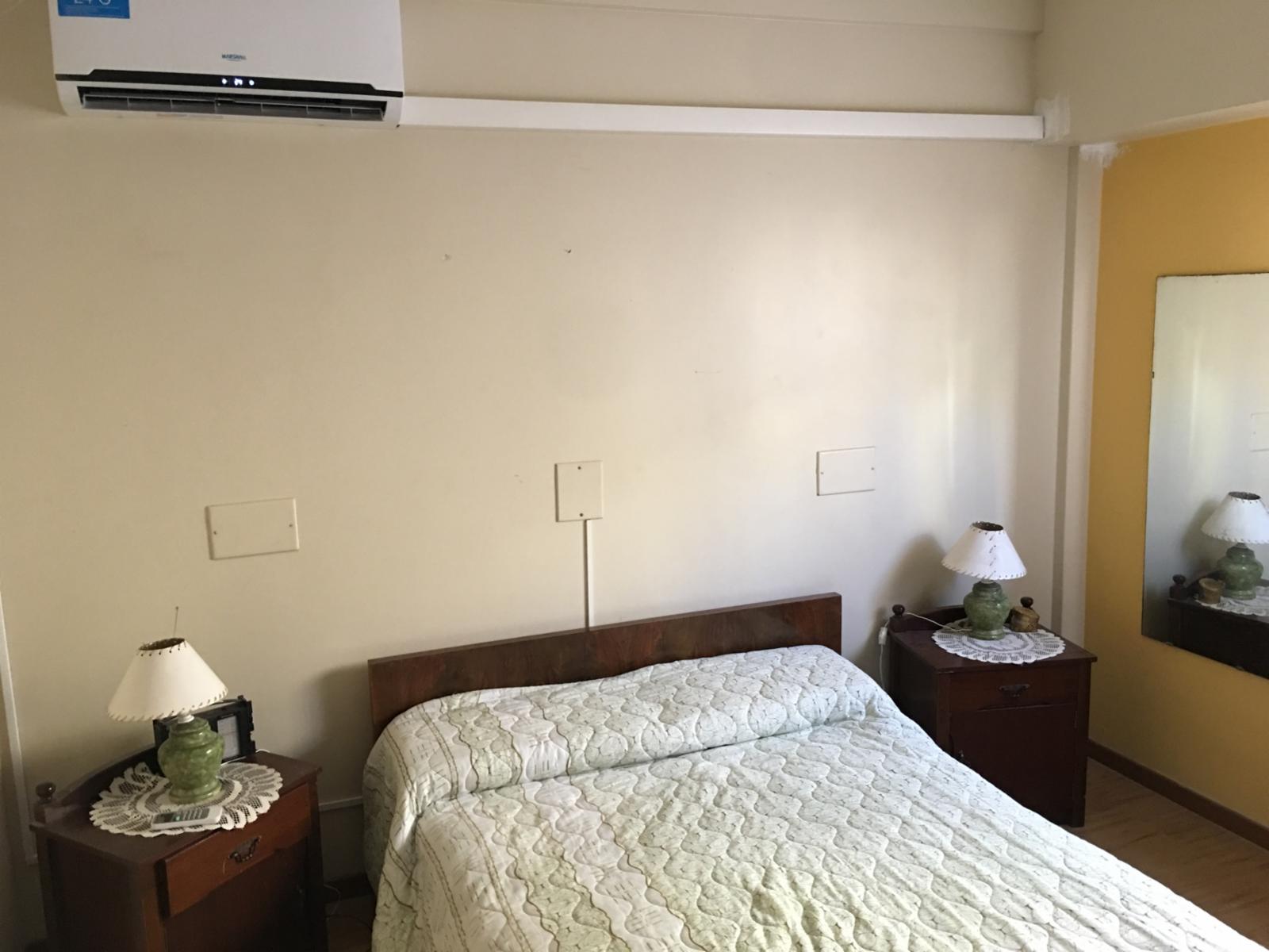 Departamento en Planta Baja de 1 dormitorio, cocina-comedor , patio con parrilla, baño  y estacionamiento, a 1 cuadra del mar y 2 de la peatonal