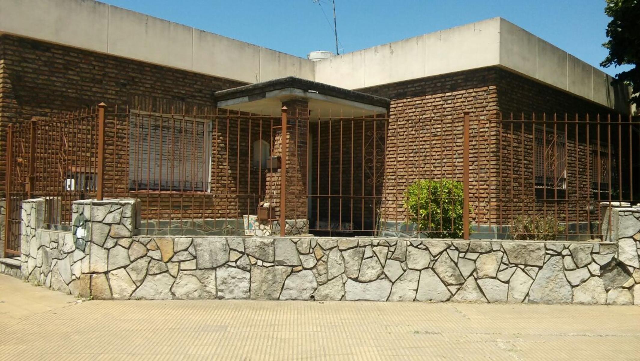 MORÓN AMPLIA CASA EN ESQUINA CALLE ORTIZ DE ROSAS Y TOMÁS GUIDO  3 AMB. CON GARAGE  PARA REACONDICIONAR 160M2 CUB.POSIBILIDAD DE ADHERIR LOTE DE 10 X30