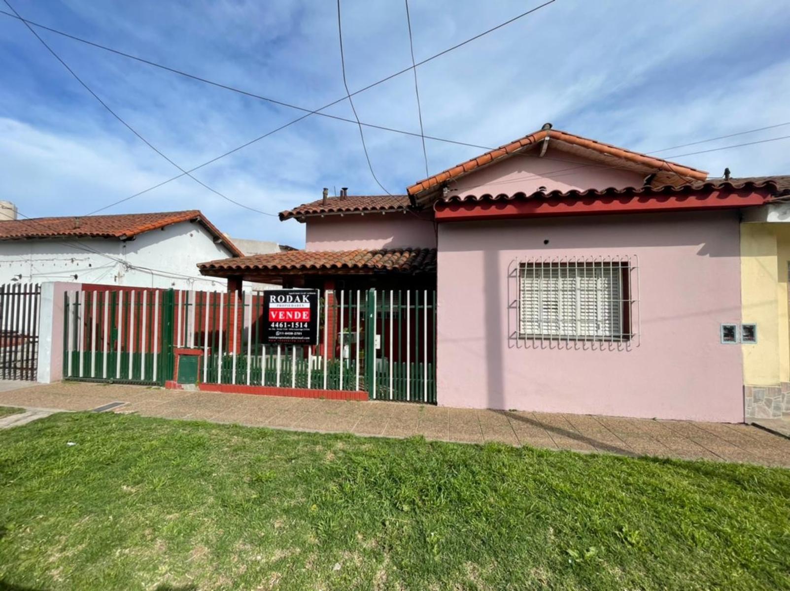 SE VENDE CASA A REFACCIONAR 3 AMBIENTES EN VILLA LUZURIAGA