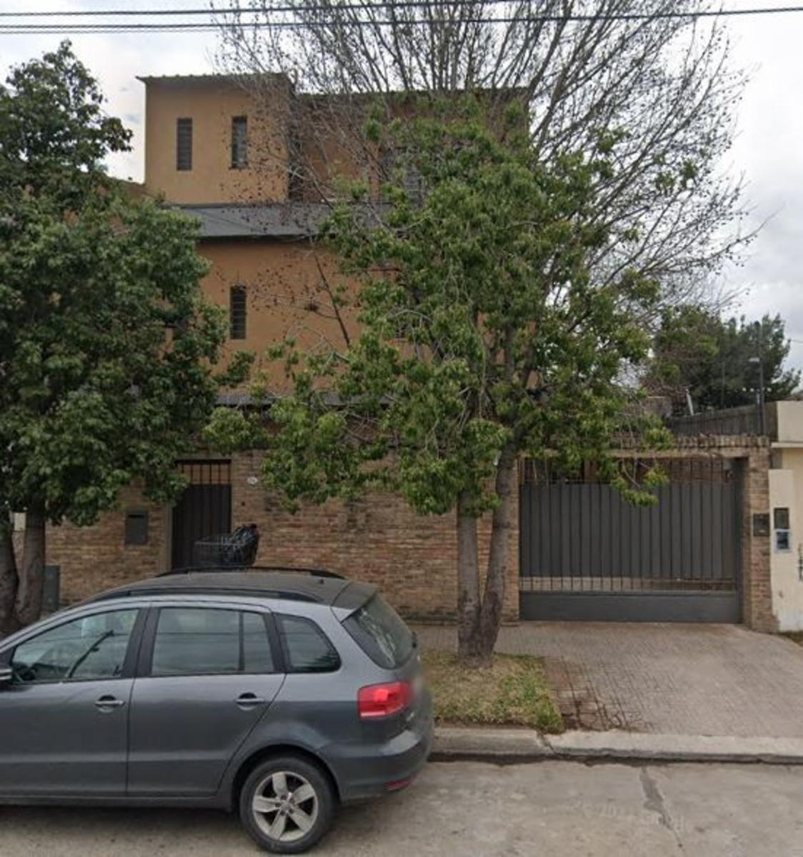Excelente propiedad 4 Ambientes. Sobre lote de 10X30. Cochera, Amplio Play Room de 80 mts2, Fondo libre.