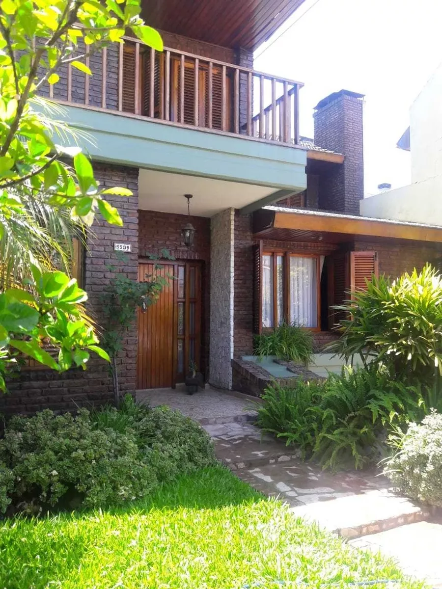 EXELENTE CHALET DE 6 AMBIENTES EN VENTA - ISIDRO CASANOVA