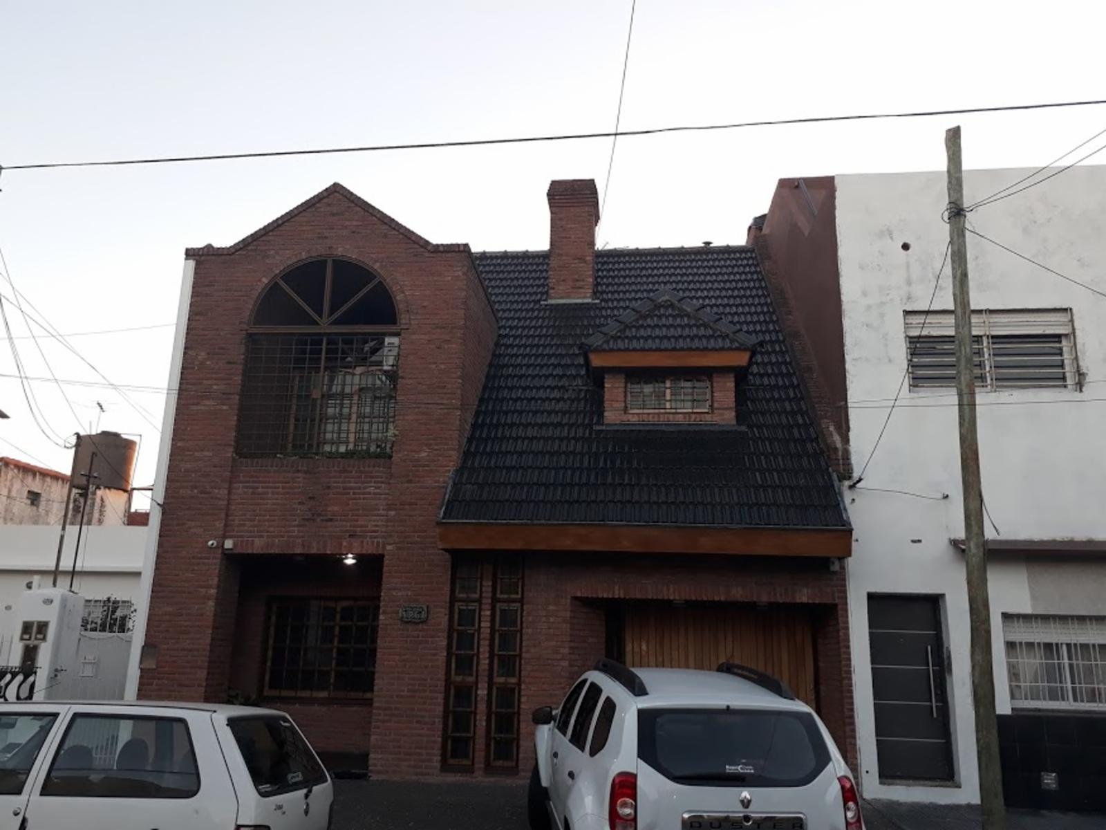 EXCELENTE CASA DE DE 5 AMBIENTES EN 2 PLANTAS CON PARQUE Y PILETA