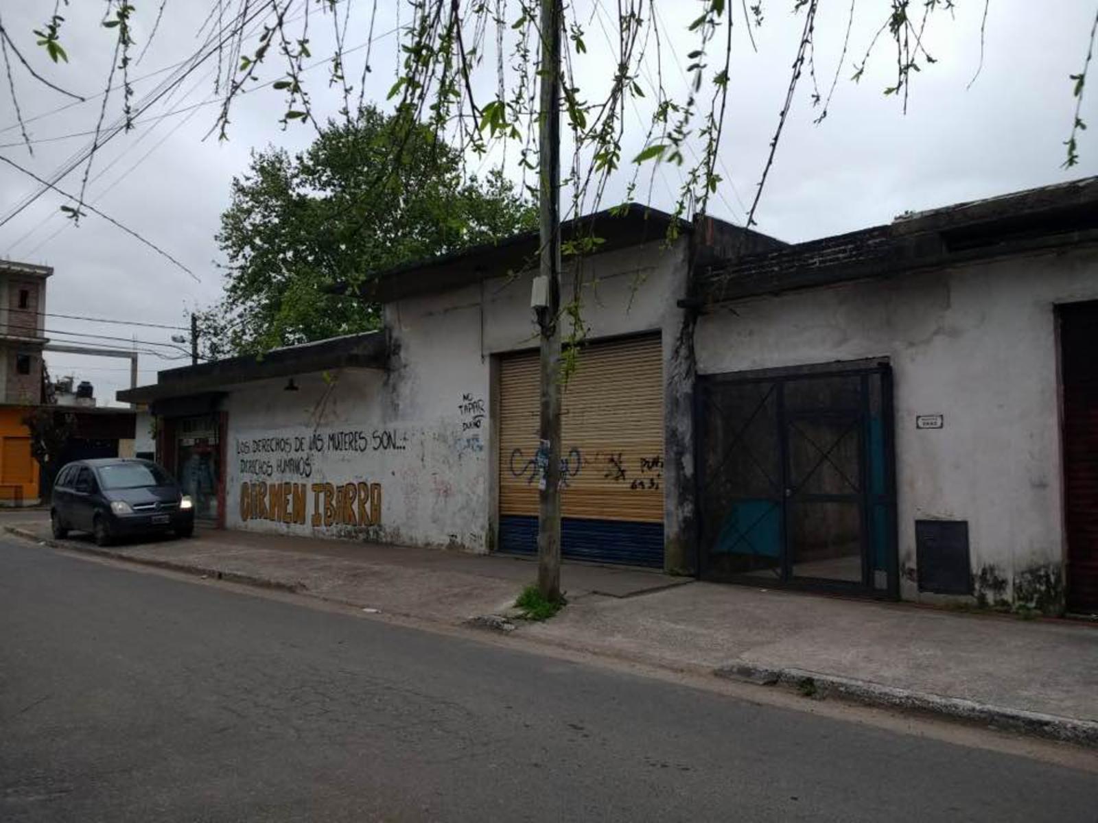 Casa al fondo con local