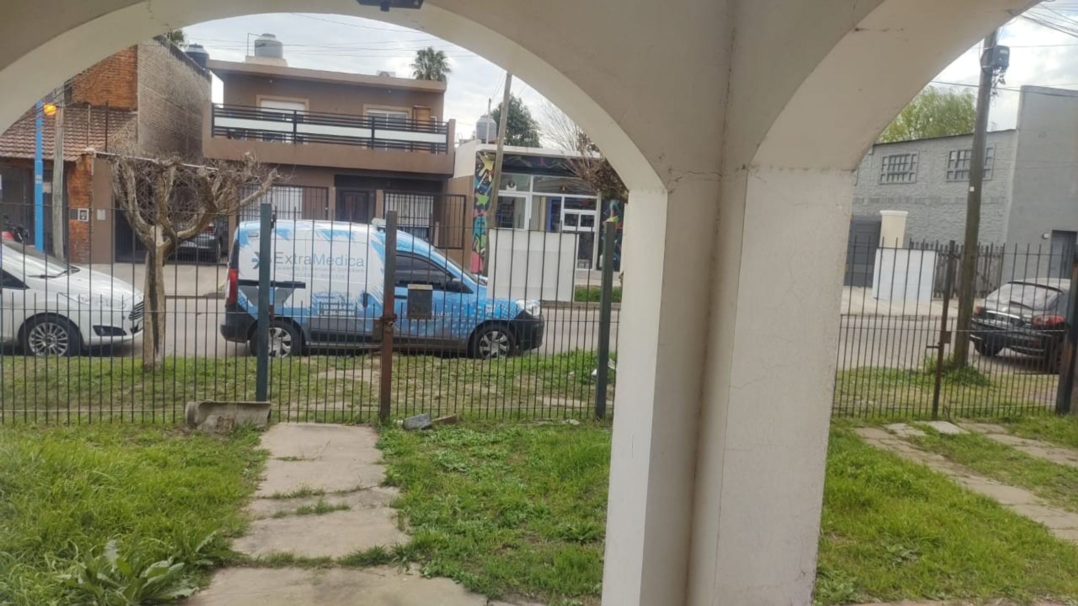 EXCELENTE PROPIEDAD CENTRICA CUATRO AMBIENTES AMPLIO CON PATIO Y ENTRADADE AUTOS