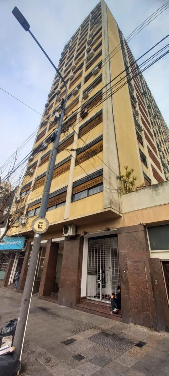 Departamento 2 ambientes sobre Av. Rivadavia, vivienda o apto profesional. Excelente ubicacion