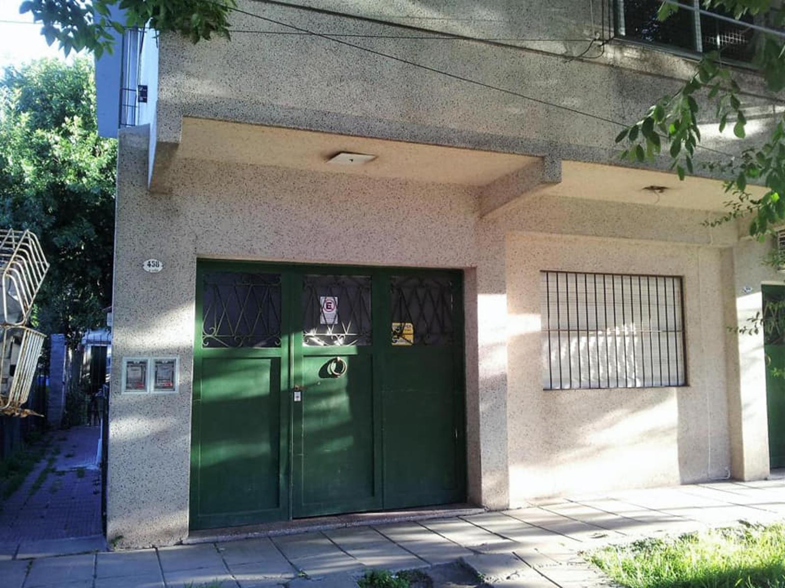 excelente propiedad edificada en dos plantas