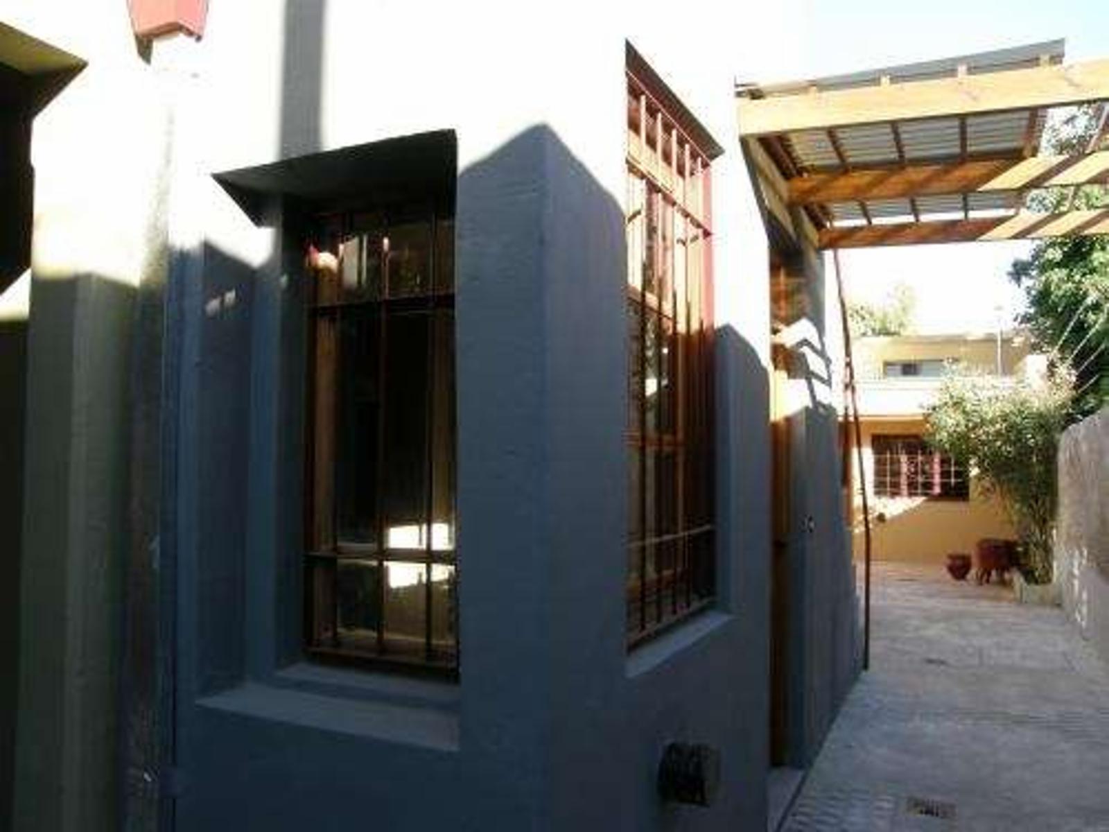 Casa en ph con pasillo propio  de 3 o 4 ambiente  Galpón de 41 m2 con baño Terraza con galponcito  Patios , uno techado  Lavadero 