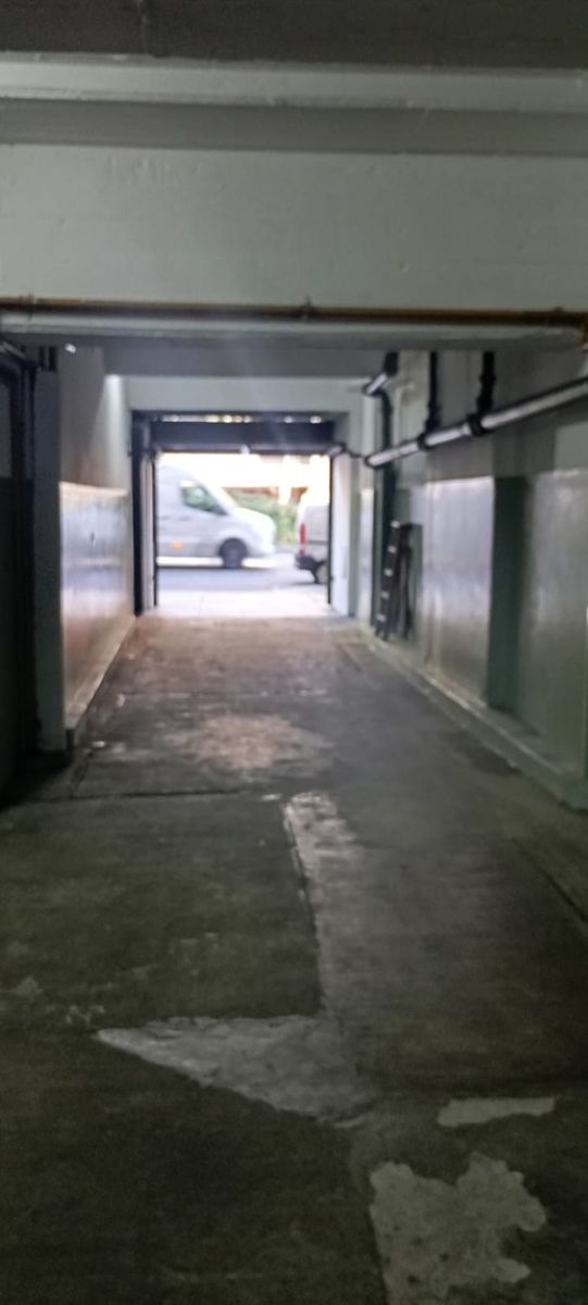 Venta Cochera con Portón a Control Remoto