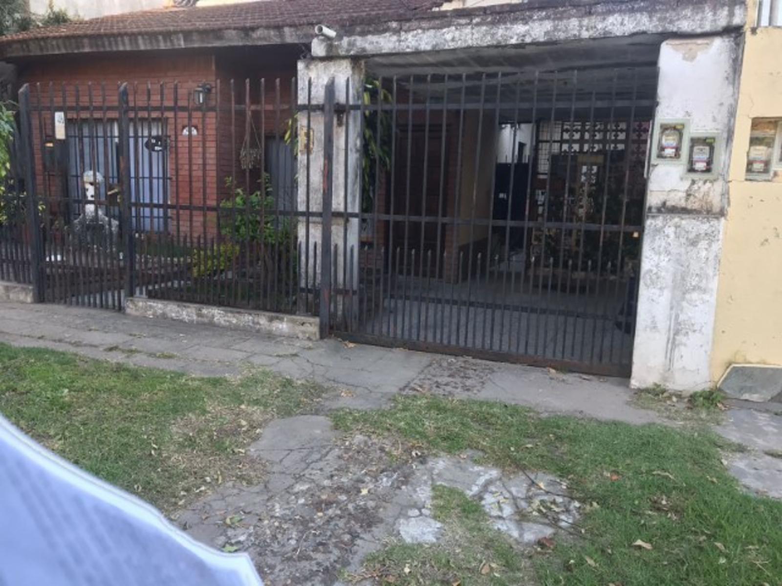 VENTA DE INMUEBLE DE 4 AMBIENTES EN JOSE LEON SUAREZ.
