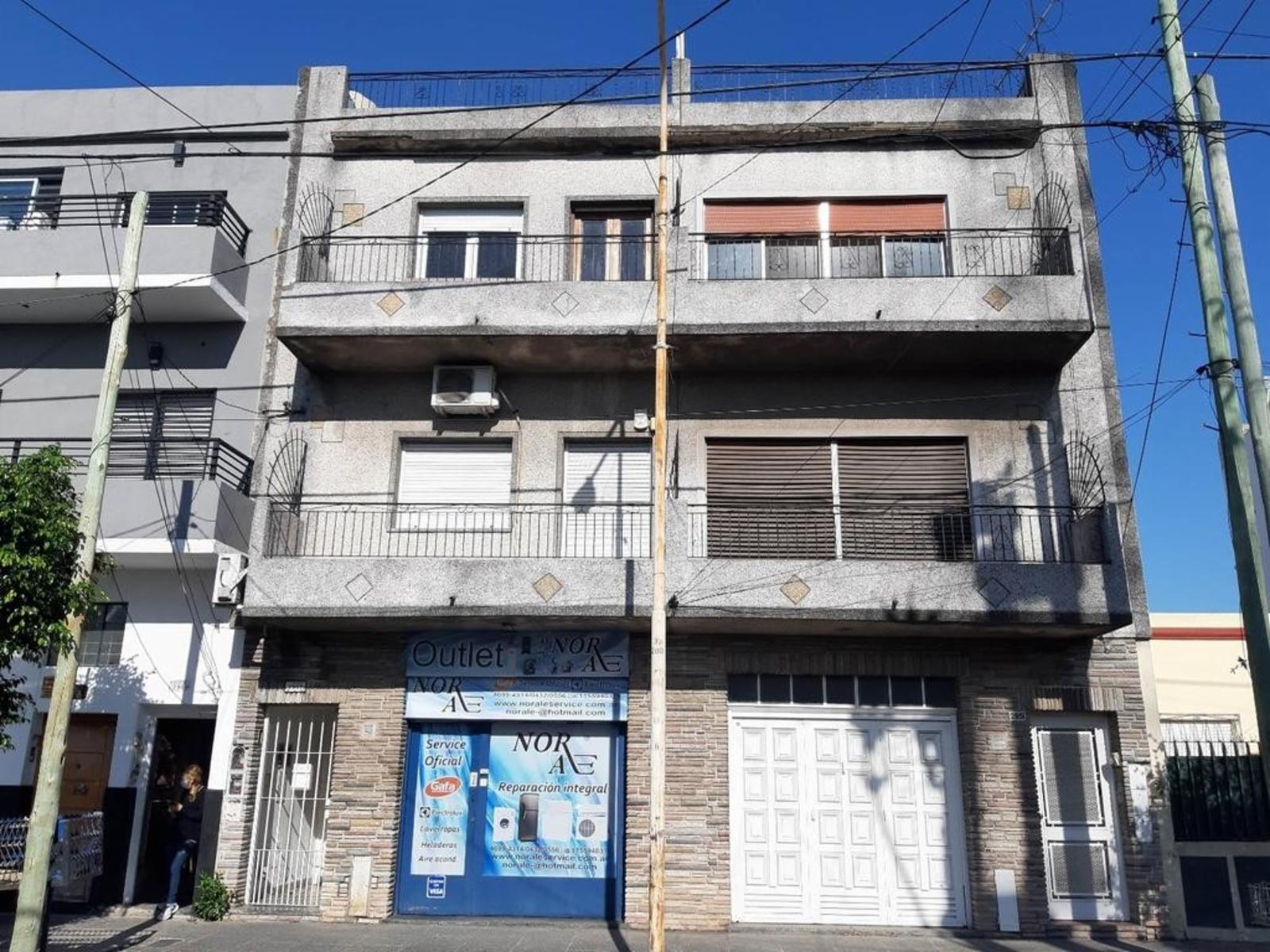 PH DE 4 AMBIENTES AL FRENTE CON PATIO, BALCÓN Y TERRAZA