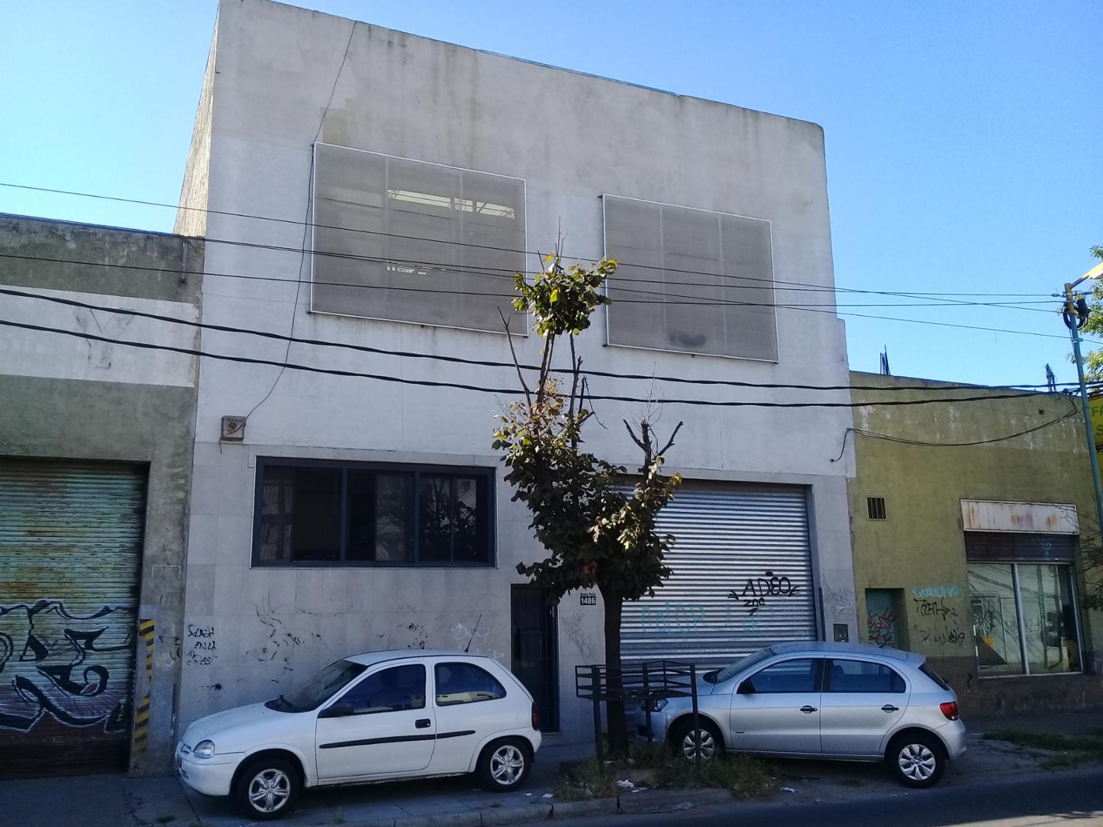 GALPON Y OFICINA CON  CORTINA Y MONTACARGA