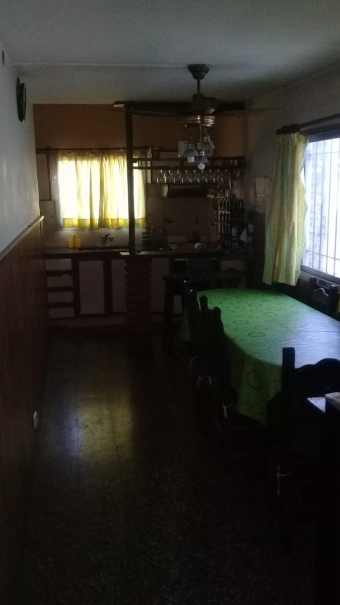 EXCELENTE PROPIEDAD DE CUATRO AMBIENTES CON GARAGE PATIO Y FONDO LIBRE