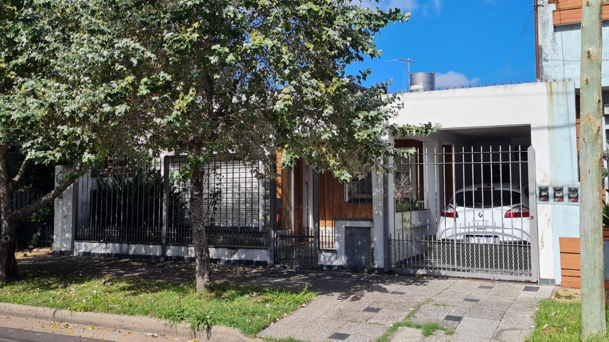 CASA AMERICANA DE 3 AMBIENTES SOBRE LOTE DE 10 x 21, EXCELENTE UBICACION.