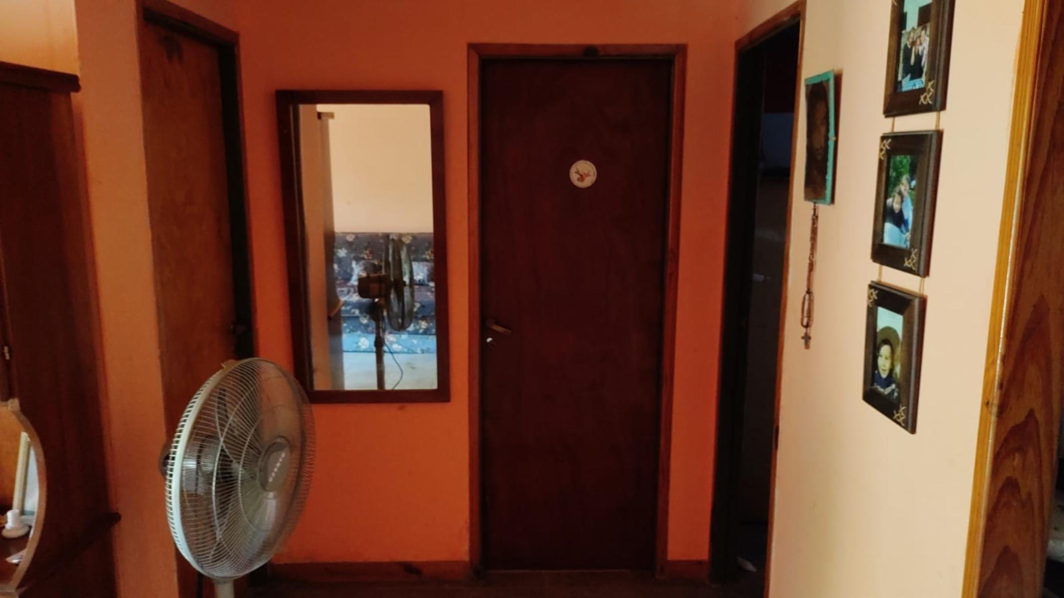 EXCELENTE PROPIEDAD MULTIFAMILIAR CON DOS VIVIENTDAS DE TRES AMBIENTES CON PATIO Y ENTRADA DE AUTOS Y TODOS LOS SERVICIOS