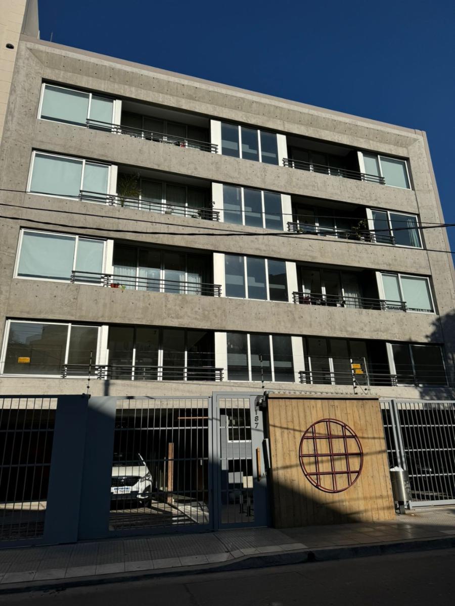 Excelente departamento 2 ambientes a estrenar en primer piso con balcónal frente. Haedo. Apto Credito