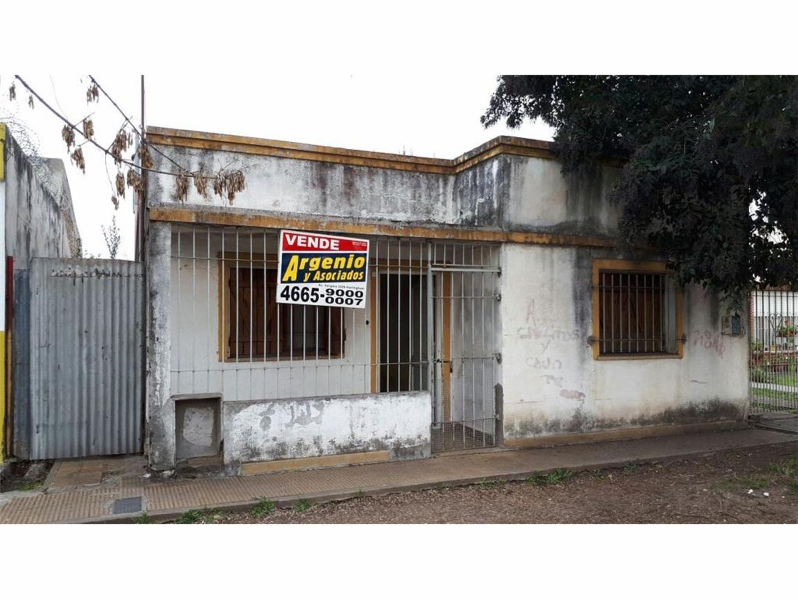CAsa 3 ambientes con fondo, en buena ubicacion EZEIZA. OPORTUNIDAD