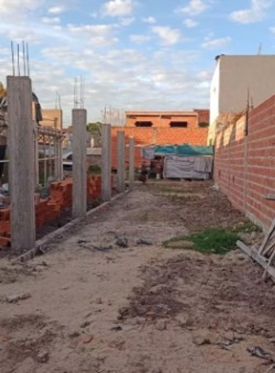 VENTA LOTE, GALPON A TERMINAR