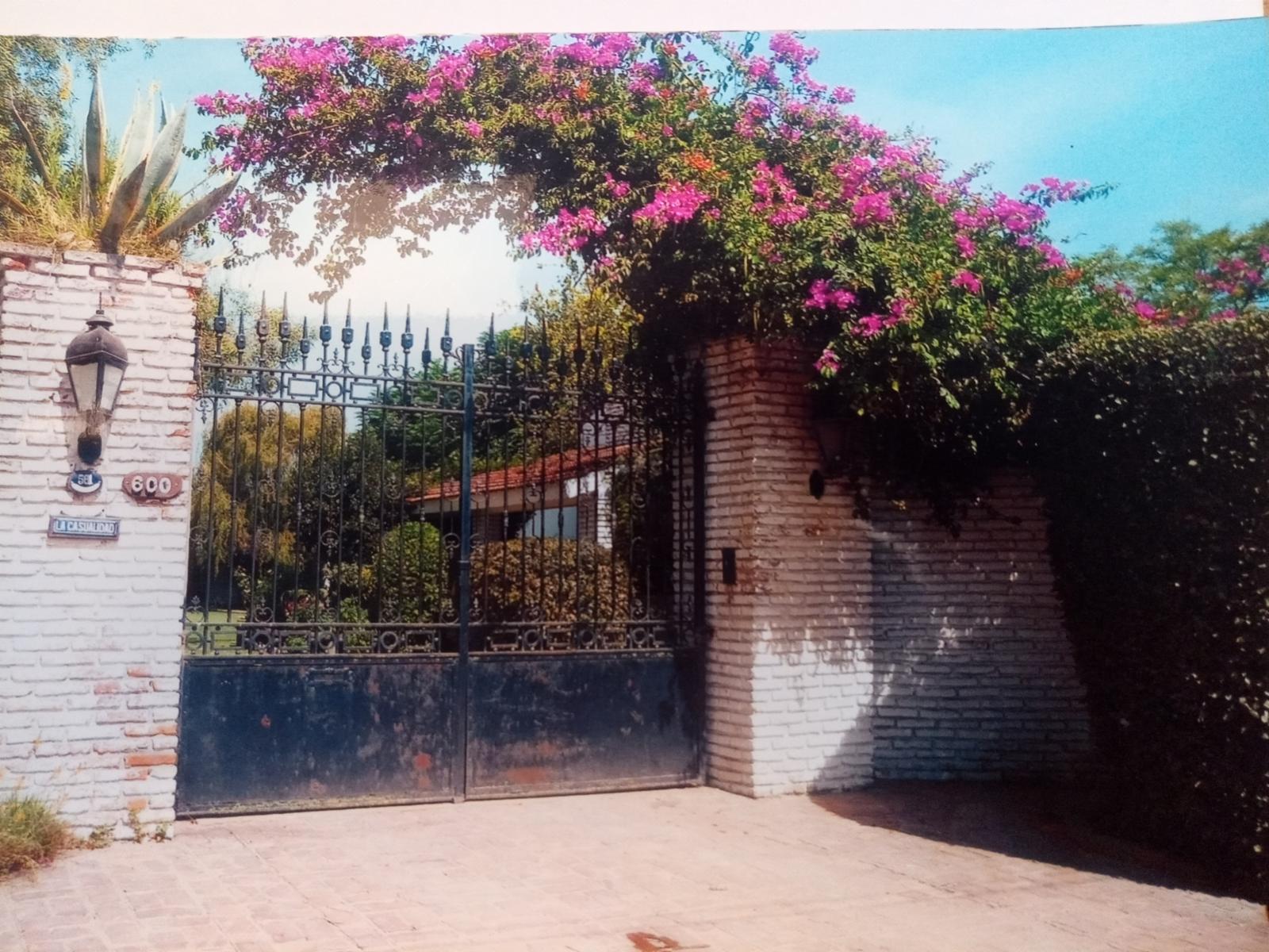 Chalet de 3 dormitorios y estudio sobre amplio lote de 849 m²