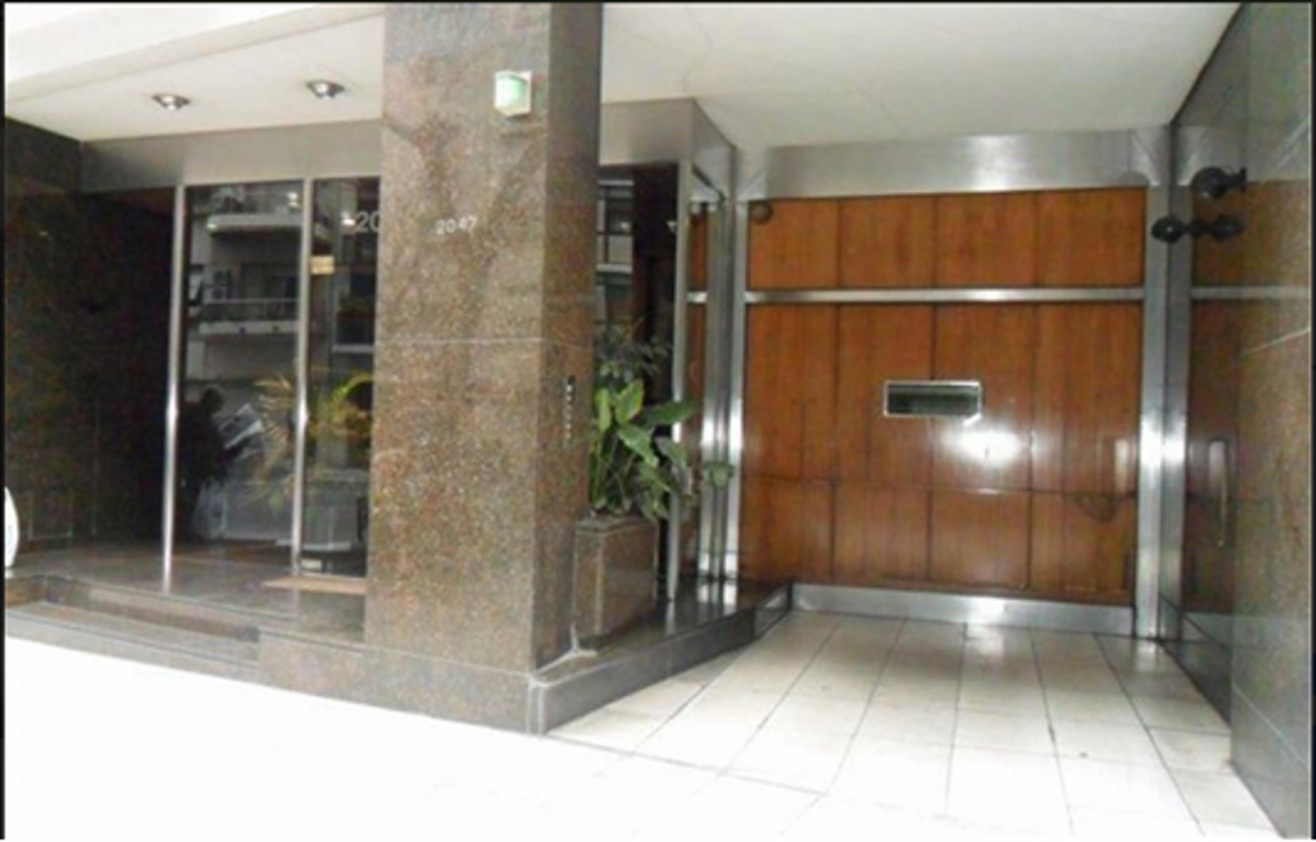 PISO DE CATEGORIA EN RECOLETA 5 AMB  CON PATIO Y COCHERA .