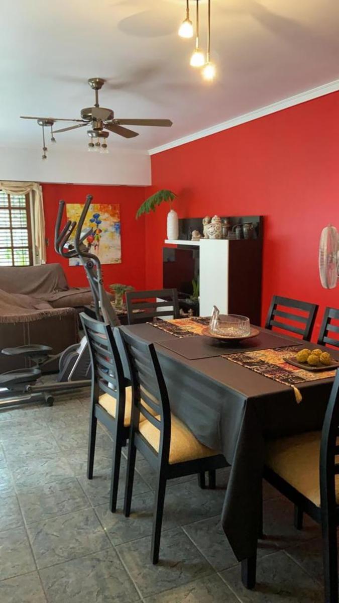 CASA DE 4 AMBIENTES CON JARDIN EN LOTE DE 8.66 X 27.71, DESARROLLADA EN 2 PLANTAS , 3 BAÑOS COMPLETOS