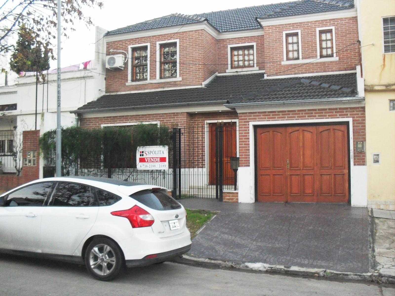 Casa 4 ambientes, 3 dormitorios, vestidor,  baño, toilette, living, cocina-comedor, garage, fondo libre, quincho parrilla, lavadero. Excelente propiedad