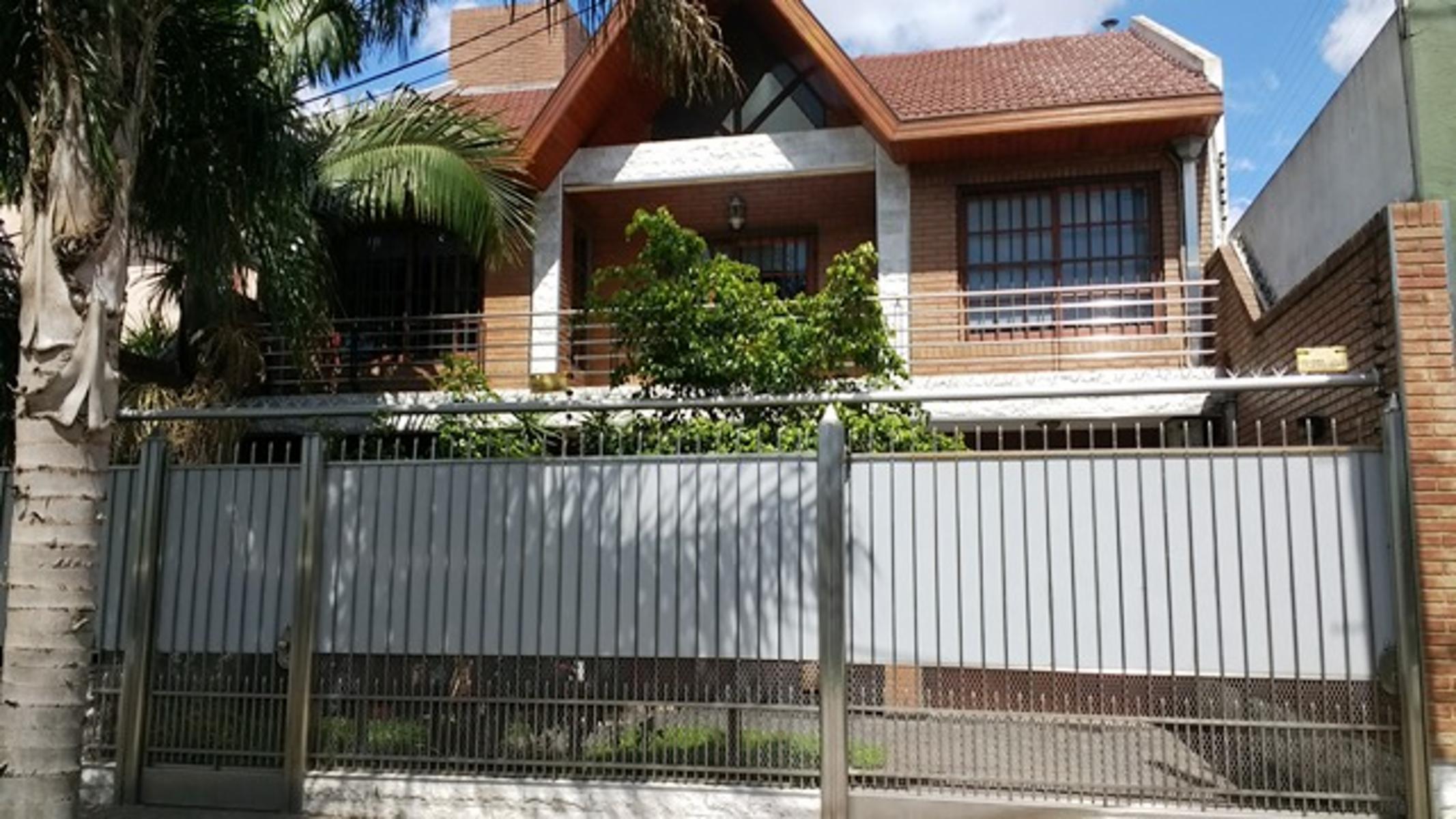 Excelente Chalet  con detalles de categoría en san justo .