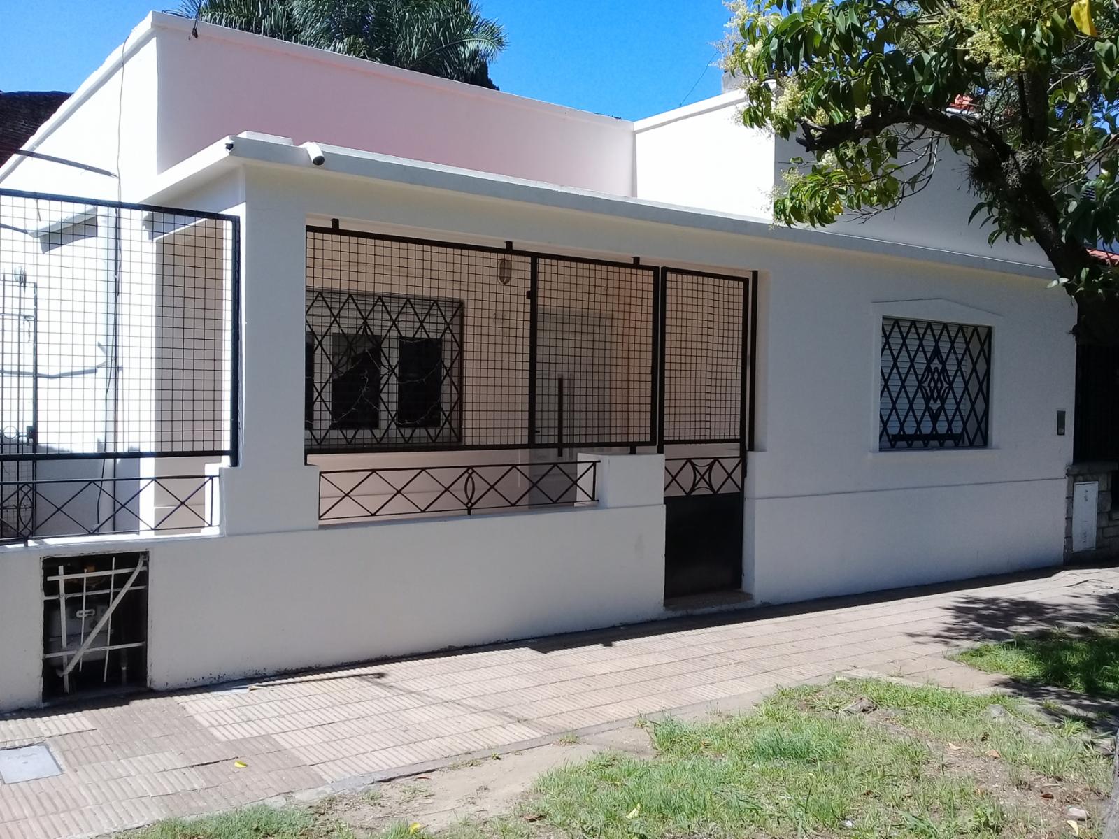 EXCELENTE CASA EN LOTE PROPIO A MTS DE AV. MARQUEZ Y CENTRO COMERCIAL.