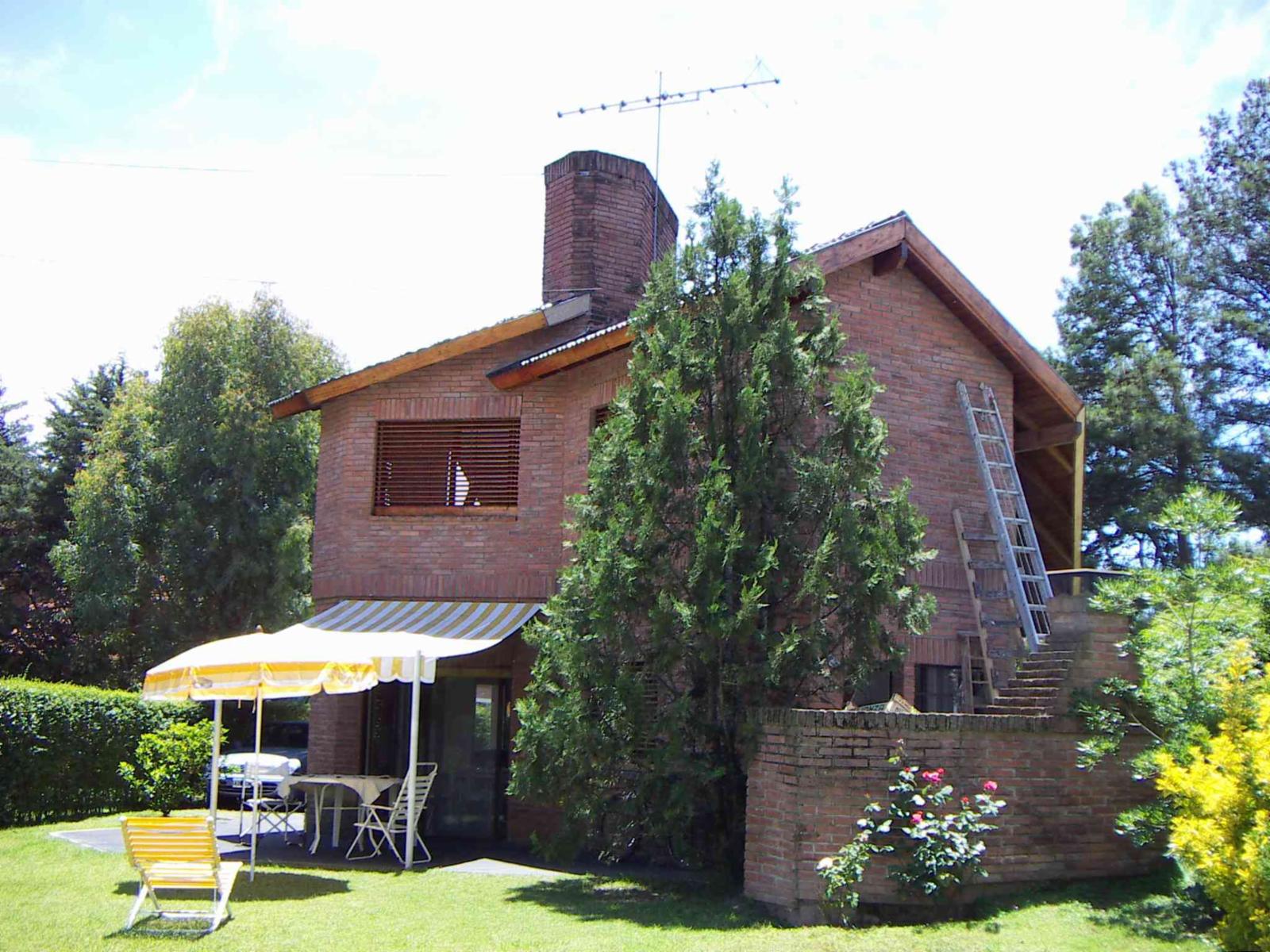 Hermosa casa de 2 dormitorios rodeada de parque. Club Náutico Escobar, múltiples actividades deportivas.