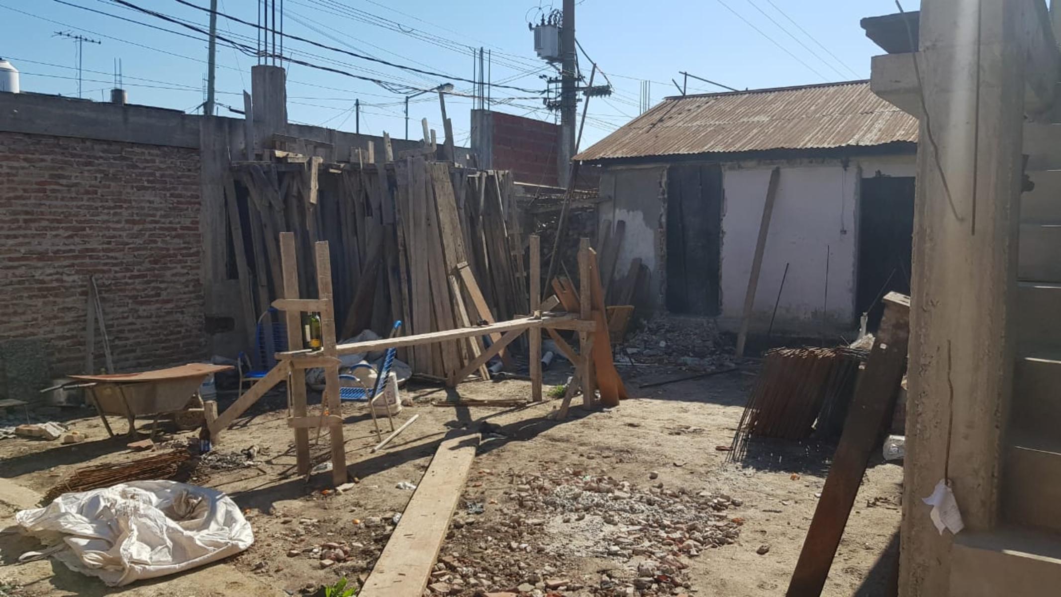 MUY BUEN LOTE DE 10 X 20 EN EL BARRIO LIBERTADOR CON BASE PARA GALPON