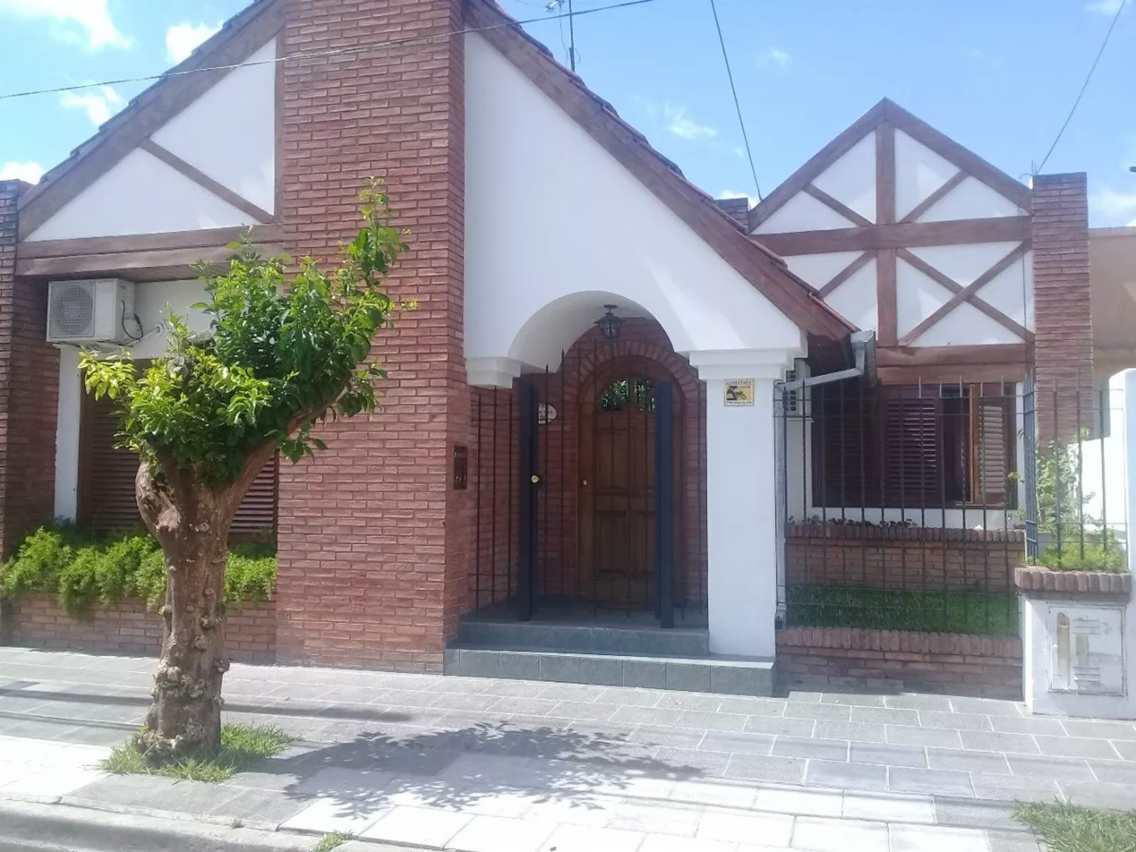 CASA DE 4 AMBIENTES CON PILETA