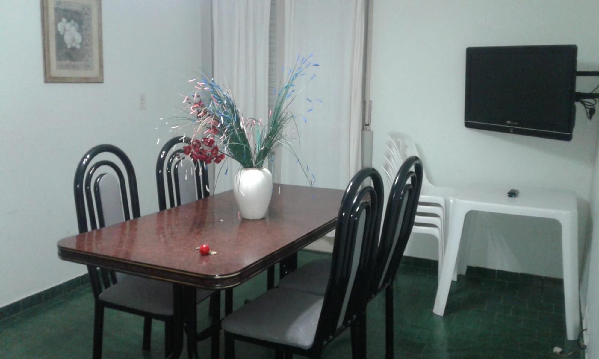 DEPTO CENTRICO PRIMER PISO 6TO A 3 CUADRAS DEL MAR PARA 4 PERSONAS CON COCHERA