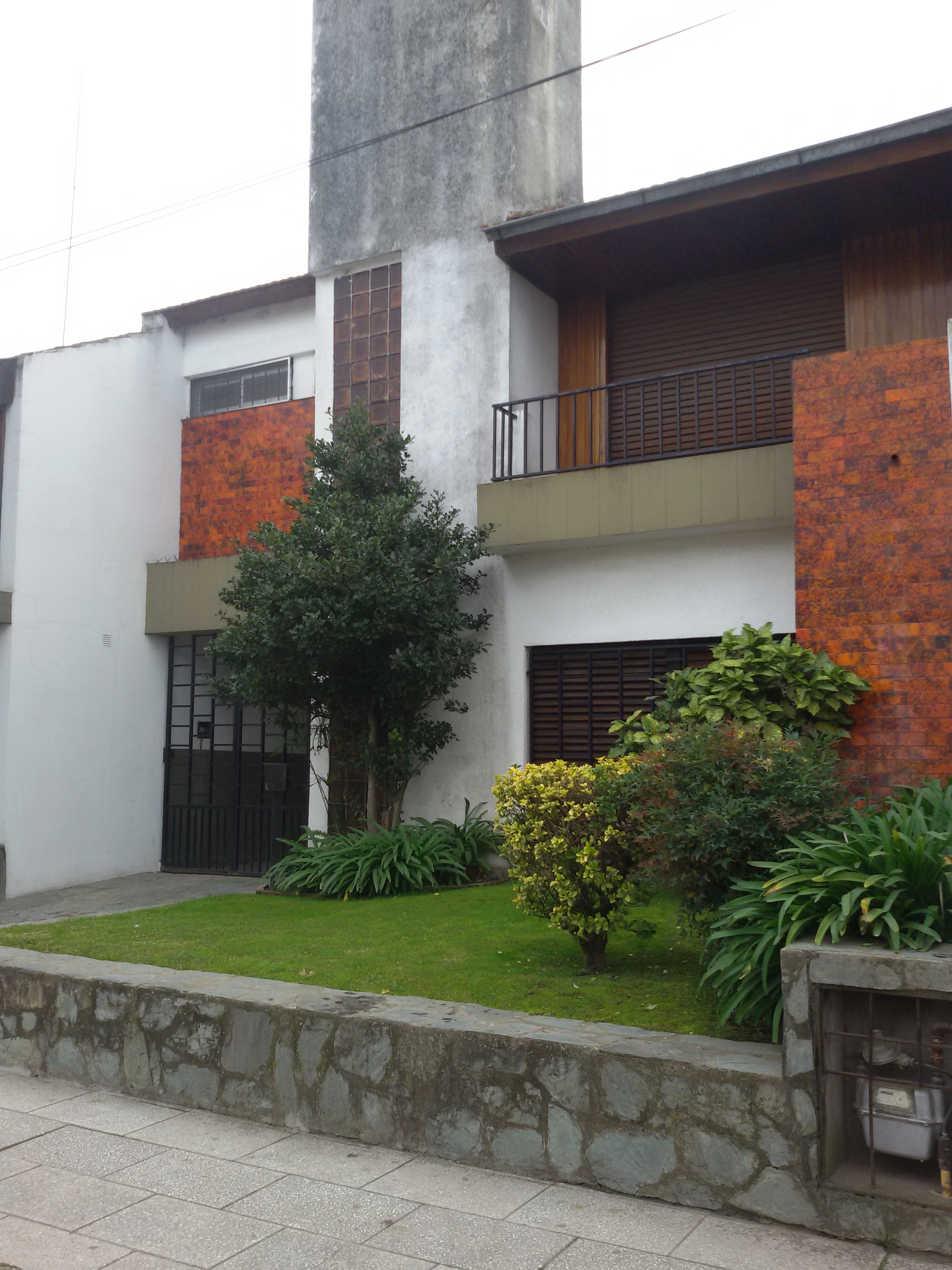 CHALET CENTRICO EN CARLOS PELLEGRINI  GRAL RODRIGUEZ