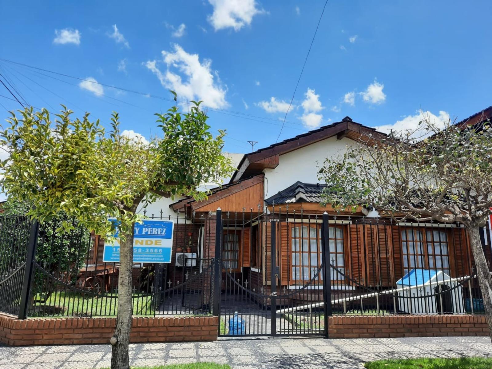 SE VENDE CHALET CON JARDIN, EXCELENTE UBICACION ZONA COLEGIO DON BOSCO, RAMOS MEJIA. SUSANA QUINELLI 156 583 7048