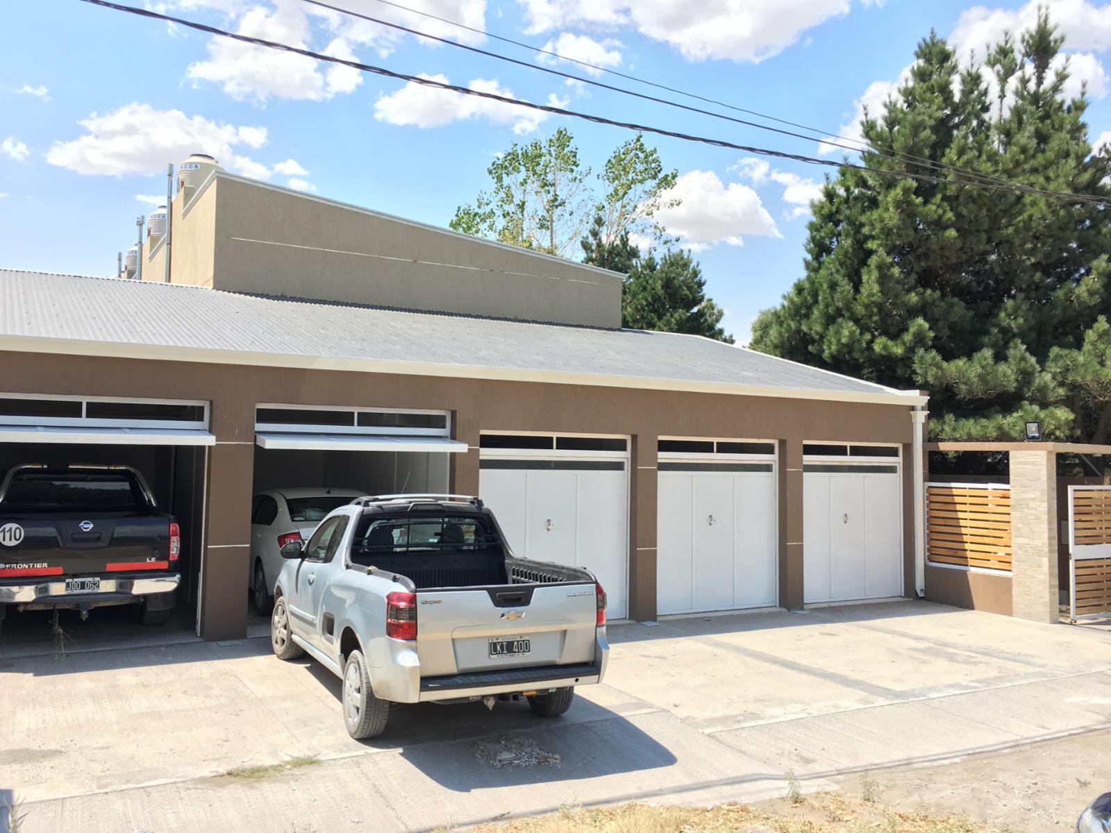 Duplex a estrenar de 2 dormitorios a 2 cuadras del mar y 18 de la peatonal, en zona arbolada, ideal para relajarse en un entorno natural. 