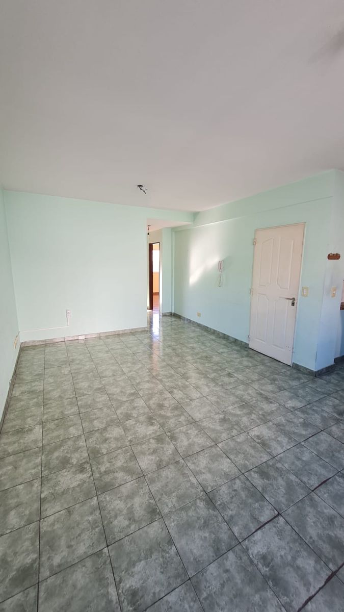DEPARTAMENTO DE 3 AMBIENTES EN 1º PISO, EXCELENTE ESTADO Y UBICACION. SOBRE AV ARIETA