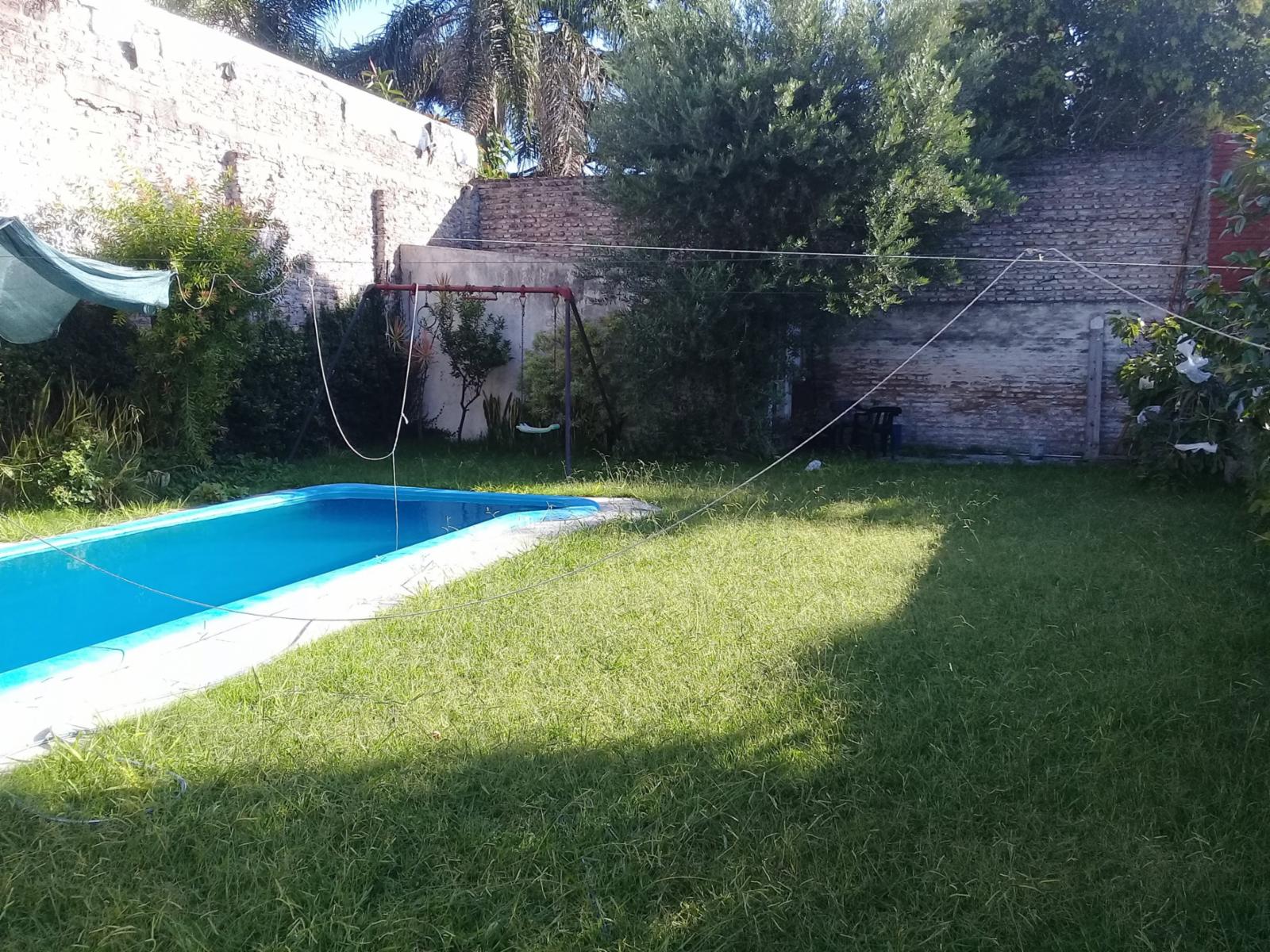 Casa de 4 ambientes y dos locales al frente