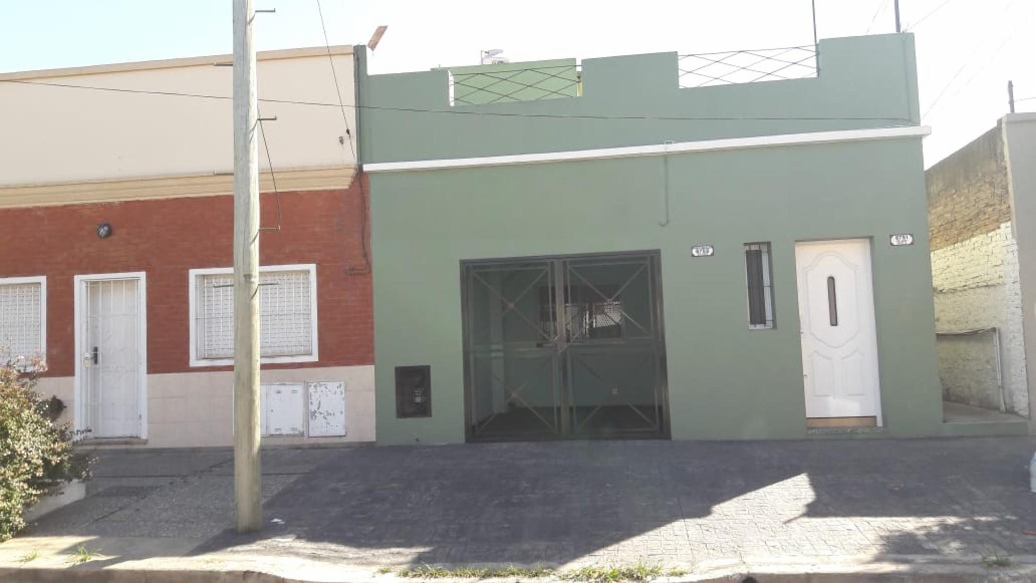 Casa de 4 ambientes en Ballester.
