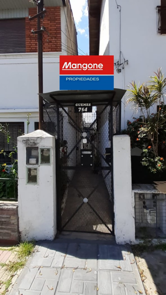 Casa Interna con Fondo / Permuta