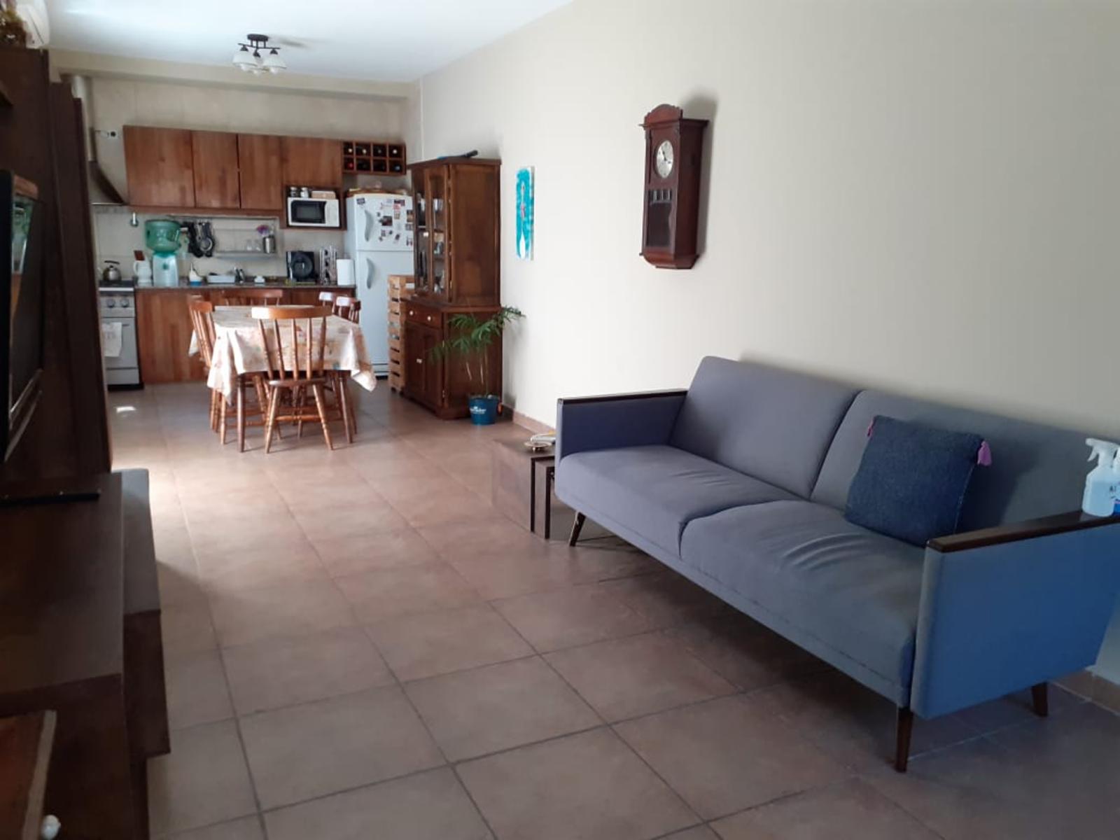 Muy linda  Casa de 3 ambientes con entrada de auto .- Zona Villa Luzuriaga - Consulte