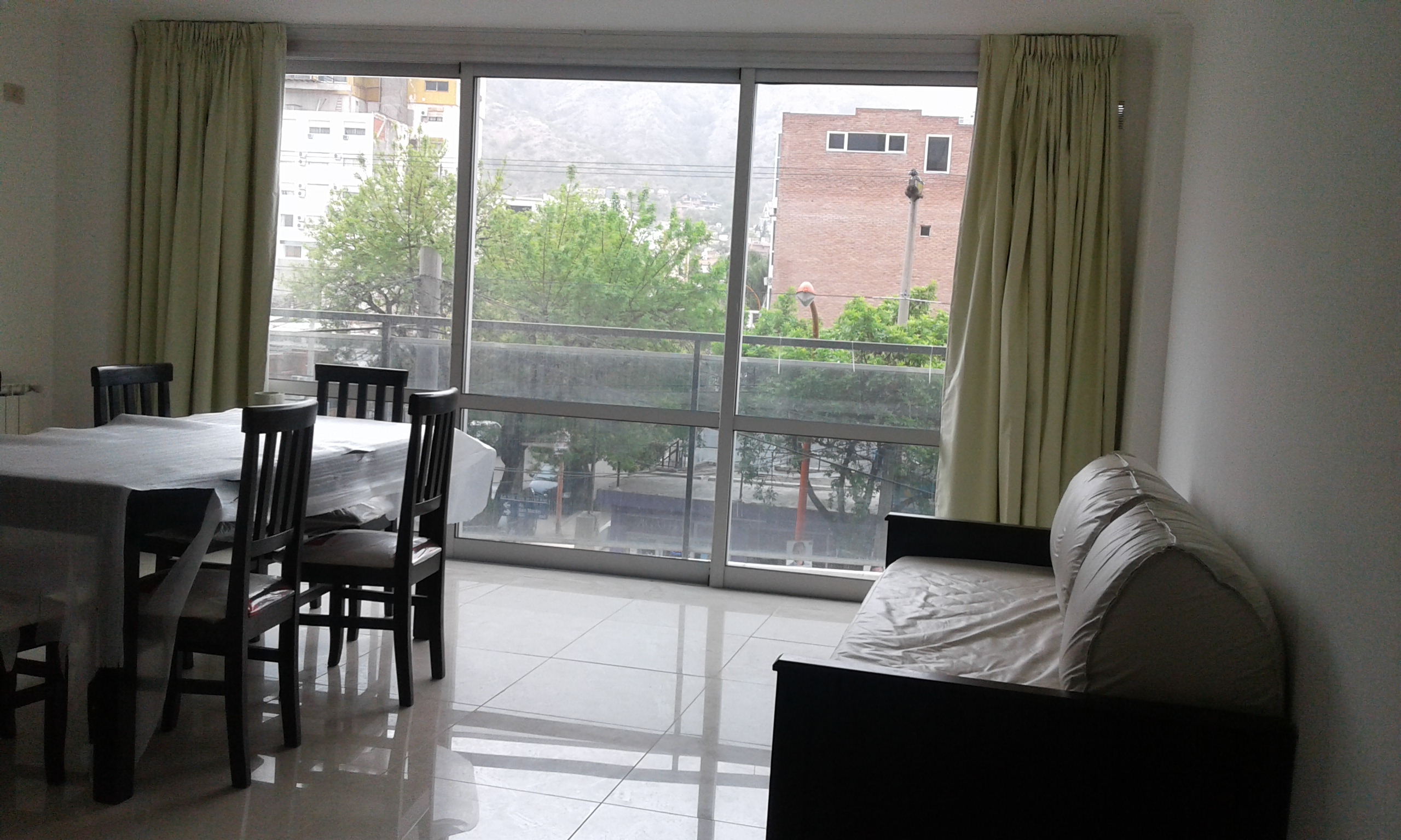 DEPTO DE CATEGORIA PARA 4 PERSONAS CON PISCINA - COCHERA - GIMNASIO - QUINCHO - HERMOSA VISTA PANORÁMICA - CÉNTRICO