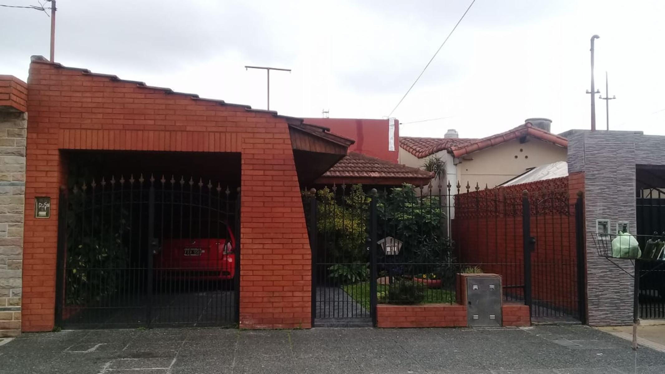 CASA 3 AMBIENTES EN VENTA - VILLA BALLESTER